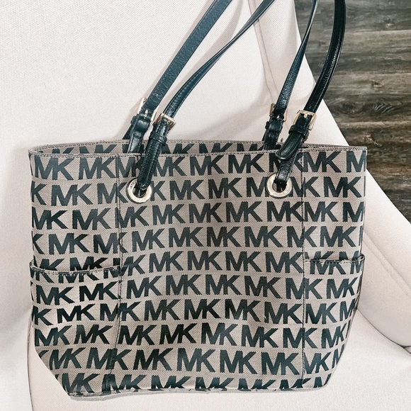 Authentic Michael Kors Purse - Picture 3 of 6